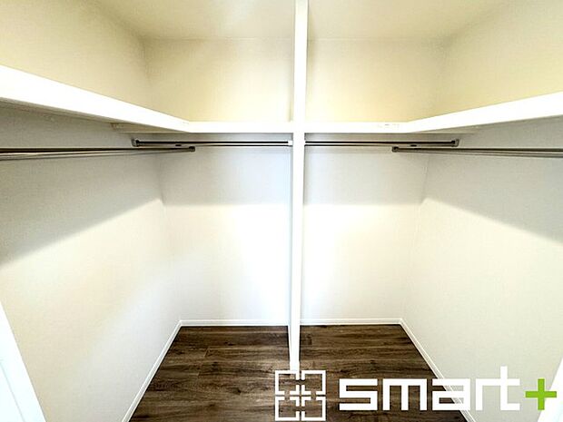 ~本格的な広さのウォークイン~ ・しっかりとした広さのウォークインクローゼットを設けた仕様。 ・よくある小さめのウォークインは実際には収納力弱めですが、これだけ大きいと十分な収納力です。