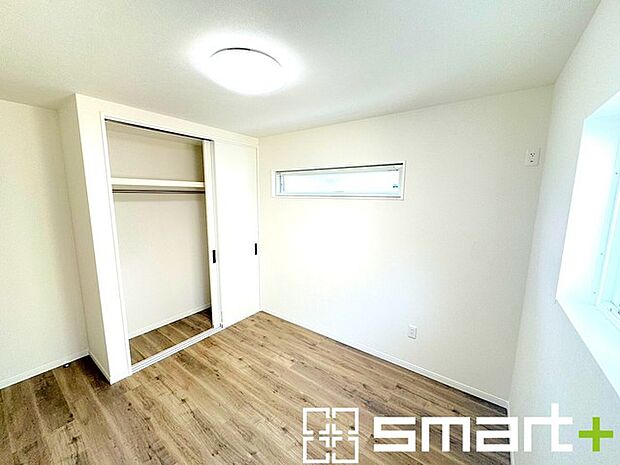 ~収納豊富な洋室~ ・各居室に備え付けの収納をご用意。タンスなどを置く場合と比べ出っ張らないので部屋の中を有効のご活用いただけます。 ・収納の広さなどぜひ現地でご確認くださいませ。