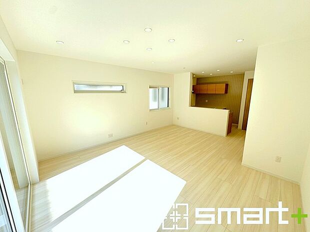 ~余裕の空間が広がるLDK~ ・18.7帖あるLDKはご家族団らんのお時間を余裕の広さで演出してくれます。 ・ご内覧の際は家具の配置などもイメージしながらご覧くださいませ。