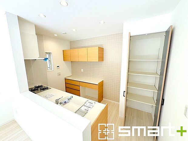 ~パントリーのあるお住まい~ ・キッチン横にパントリー(食糧庫)をご用意。買い溜めした食材などはもちろん、ティッシュなどの置場としてもご利用いただけます。 ・ぜひ現地でご確認くださいませ。