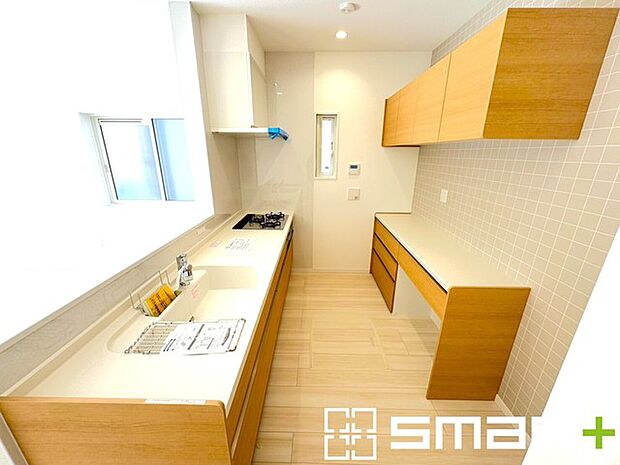 ~人気のカウンターキッチン~ ・キッチンには余計な柱が無いので、リビングが見渡せ開放感のある造りとなっております。 ・蛇口には浄水器が内蔵されるなど機能面でも優れたキッチンです。