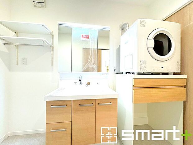 ~人気の三面鏡を採用~ ・洗面台は三面鏡仕様なので鏡の角度を変える事で頭の後ろの方までご確認可能です。 ・鏡の裏が収納になっておりますので、洗面台周りもスッキリと片付きます。