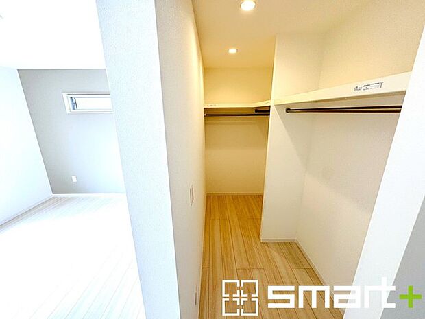 ~本格的な広さのウォークイン~ ・しっかりとした広さのウォークインクローゼットを設けた仕様。 ・よくある小さめのウォークインは実際には収納力弱めですが、これだけ大きいと十分な収納力です。