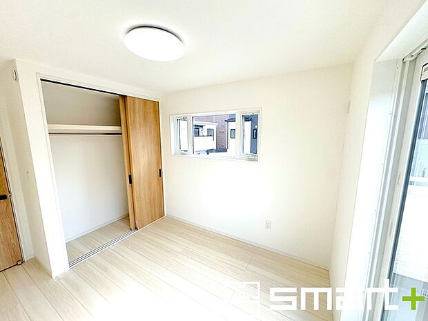 ~収納豊富な洋室~ ・各居室に備え付けの収納をご用意。タンスなどを置く場合と比べ出っ張らないので部屋の中を有効のご活用いただけます。 ・収納の広さなどぜひ現地でご確認くださいませ。