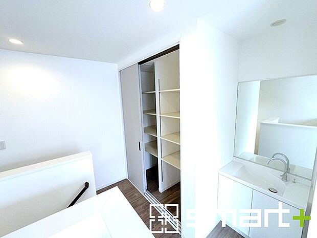 ~ちょっとした空間も有効活用~ ・廊下も無駄にせずしっかりと収納をご用意。ちょっとしたスペースも無駄にしません。 ・掃除機など意外と置場に困る物もしっかりと収納可能です。