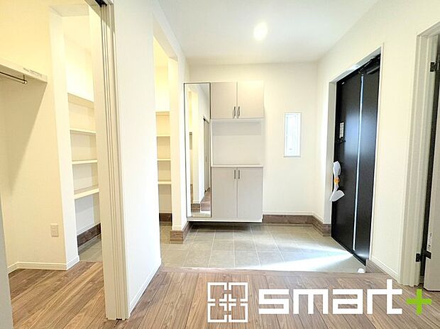 ~シューズインクロークのある玄関~ ・玄関横にシューズインクロークをご用意。 ・追加の靴置きとしてはもちろん、スキー・ゴルフなど趣味の用具の置場としてもご利用いただけます。