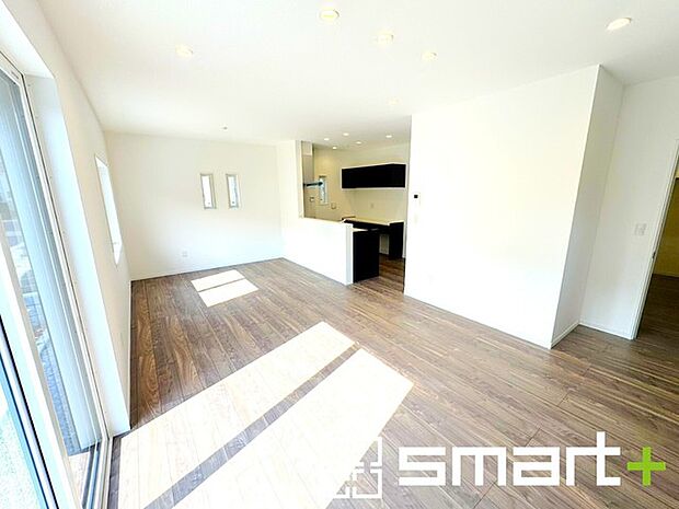 ~穏やかな陽の入るLDK~ ・大きな窓のあるLDKは陽当りも良好で明るい空間となっております。 ・ご家族団らんなど過ごす時間の多いLDKが明るいのは嬉しいポイントですね。