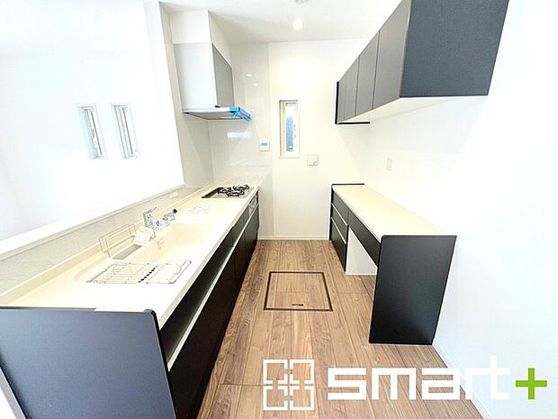 ~収納も豊富なキッチン~ ・キッチンスペースにはカップボードを標準装備。吊戸棚と併せて収納が豊富になっておりますので、散らかりやすいキッチン周りがスッキリと片付きます。