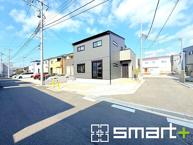 ~閑静な住宅街の立地~ ・周辺は閑静な住宅街となっておりますので、静かな暮らしをご実現いただけます。 ・前面道路の交通量も多くないので、小さなお子様がいるご家庭でもご安心ですね。