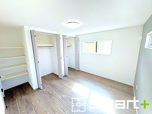 ~2面採光の明るいお部屋~ ・洋室は2面採光とする事で穏やかな陽の入る明るい空間となっております。 ・くつろぎのプライベート時間を明るい空間で穏やかにお過ごしいただけます。