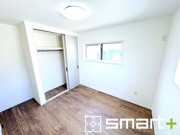 ~収納豊富な洋室~ ・各居室に備え付けの収納をご用意。タンスなどを置く場合と比べ出っ張らないので部屋の中を有効のご活用いただけます。 ・収納の広さなどぜひ現地でご確認くださいませ。