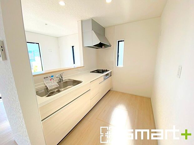 ~使い勝手の良いシステムキッチン~ ・料理がしやすい設計のキッチンでお料理もはかどりますね。 ・もちろんキッチン下部は収納になっておりますので、フライパンなども収納可能です。