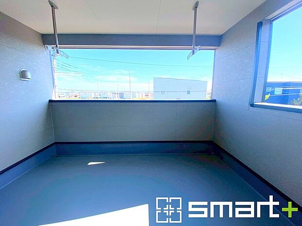 ~屋根付きのバルコニー~ ・バルコニーは屋根付きなので急な雨でも安心です。 ・奥行きもあるので洗濯物が干しやすいのも嬉しいポイントですね。
