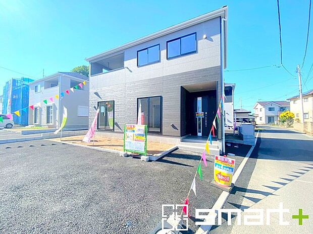 ~ゆとりあるカースペース~ ・セカンドカーや来客時にも困らないカースペース2台分。物置や駐輪スペースなどにも利用できますね。 ・カーポートなどのオプションもお気軽にご相談くださいませ。