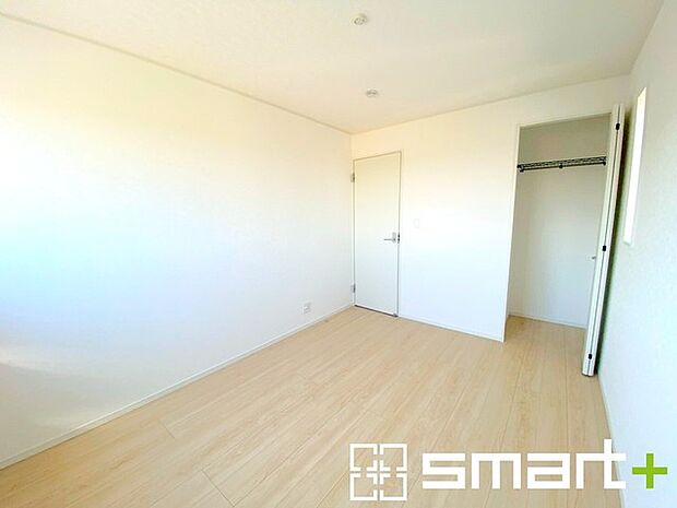 ~明るく暖かな光が差し込む洋室~ ・窓からたっぷりの光が舞い込み、お部屋全体を優しく包み込んでくれます。 ・くつろぎのプライベート時間を明るい空間で穏やかにお過ごしいただけます。
