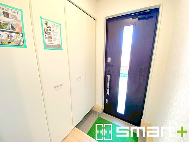 ～穏やかな陽が入る玄関～ ・玄関ドアにガラス部分を設ける事で穏やかな陽の入る玄関になります。 ・備え付けのシューズボックスはたっぷりしまえて玄関がスッキリ片付きますね。
