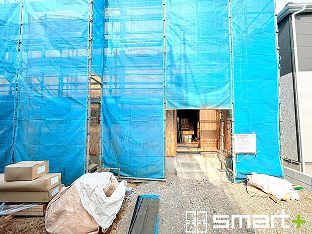 ~ベタ基礎でしっかりとした土台~ ・コンクリートの中に鉄筋を配し強度を高めた「ベタ基礎」を採用。 ・しっかりとした土台を造ったうえで、その上に建物が築造されていきます。