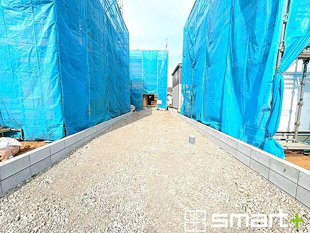 ~ゆとりあるカースペース~ ・セカンドカーや来客時にも困らないカースペース2台分。物置や駐輪スペースなどにも利用できますね。 ・カーポートなどのオプションもお気軽にご相談くださいませ。