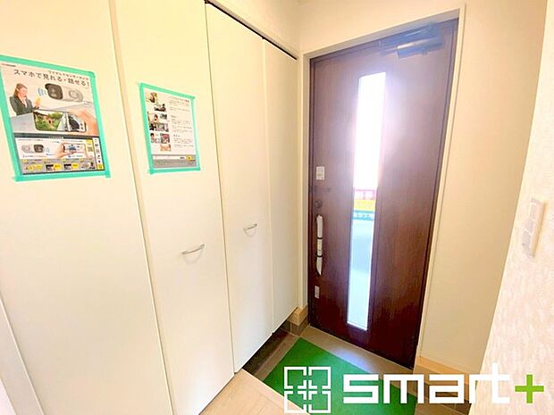 ～穏やかな陽が入る玄関～ ・玄関ドアにガラス部分を設ける事で穏やかな陽の入る玄関になります。 ・備え付けのシューズボックスはたっぷりしまえて玄関がスッキリ片付きますね。