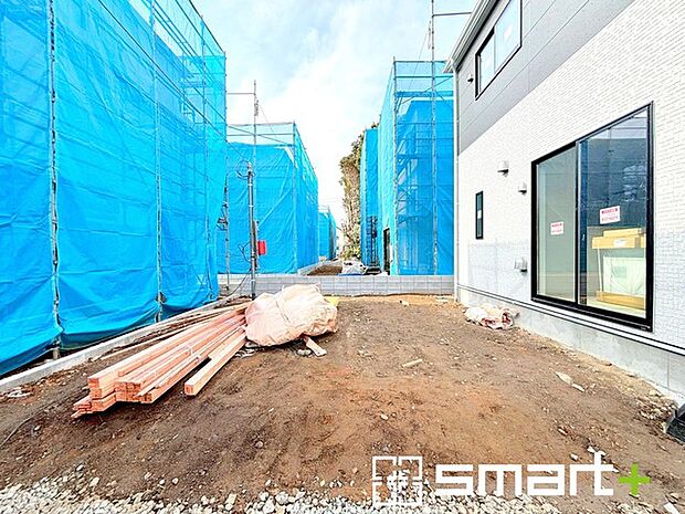 ~お庭もある余裕の敷地~ ・広々した敷地にはお庭もご用意。お庭があるだけで余裕を感じますね。 ・防草シートや人工芝の敷設などのオプションもお気軽にご相談くださいませ。