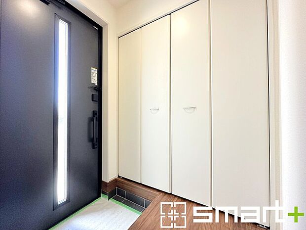 ~穏やかな陽が入る玄関~ ・玄関ドアにガラス部分を設ける事で穏やかな陽の入る玄関になります。 ・備え付けのシューズボックスはたっぷりしまえて玄関がスッキリ片付きますね。