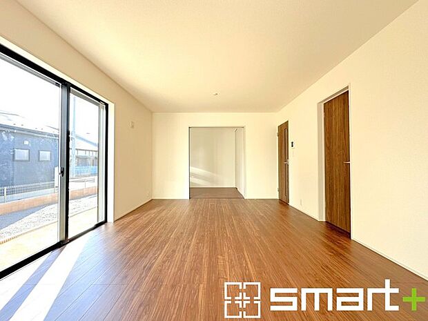 ~家族団らんにピッタリの広々リビング~ ・穏やかな陽だまりに包まれる居心地の良いLDKは、ご家族が集まる憩いのスペースに。 ・隣接の洋室を続き間として利用すれば19帖超の広々空間になります。