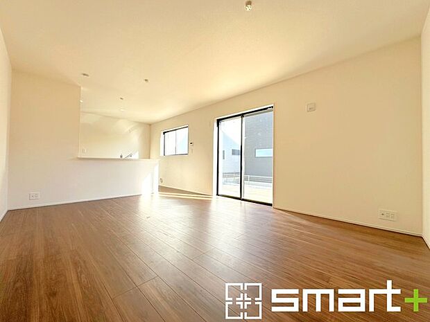 ~穏やかな陽の入るLDK~ ・大きな窓のあるLDKは陽当りも良好で明るい空間となっております。 ・ご家族団らんなど過ごす時間の多いLDKが明るいのは嬉しいポイントですね。