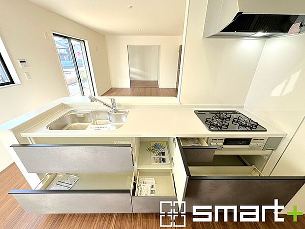 ~人気のカウンターキッチン~ ・キッチンには余計な柱が無いので、リビングが見渡せ開放感のある造りとなっております。 ・蛇口には浄水器が内蔵されるなど機能面でも優れたキッチンです。