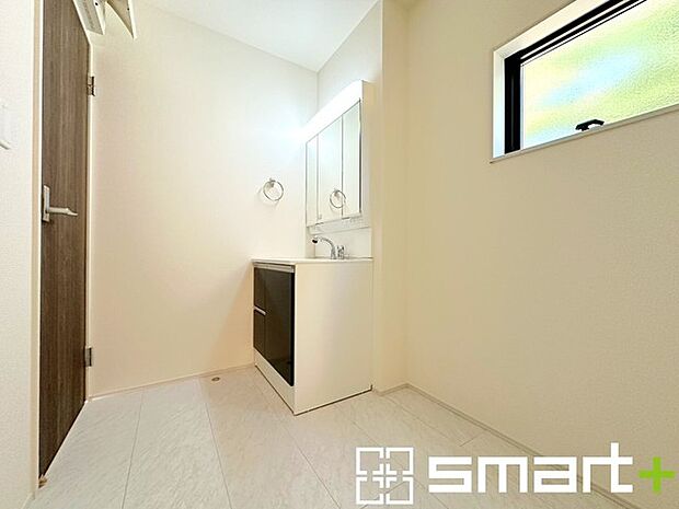 ~明るい洗面スペース~ ・窓から明るい陽が入り、気持ちよく朝の支度ができますね。 ・使い勝手の良い三面鏡タイプのシャワー付き洗面化粧台。鏡の裏に収納があるので洗面台周りもスッキリ。