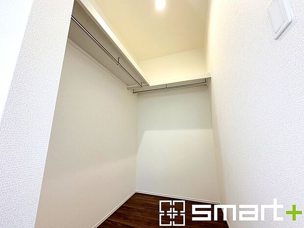 ~ウォークインクローゼット~ ・衣類をハンガーに掛けたまま収納できるウォークインクローゼットは重宝しますね。 ・季節ものや小物類なども整理整頓しやすく生活空間が広がりますね。