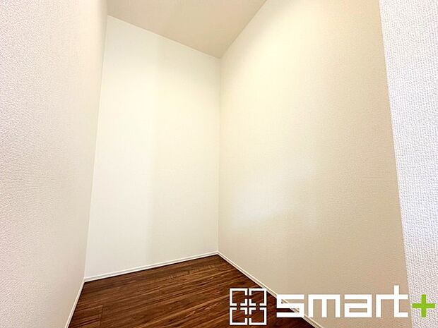 ~パントリーのあるお住まい~ ・キッチン横にパントリー(食糧庫)をご用意。買い溜めした食材などはもちろん、ティッシュなどの置場としてもご利用いただけます。 ・ぜひ現地でご確認くださいませ。