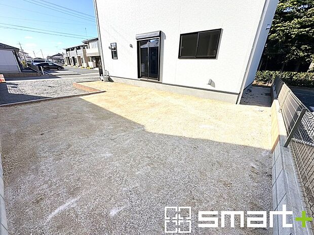 ~お庭もある余裕の敷地~ ・広々した敷地にはお庭もご用意。お庭があるだけで余裕を感じますね。 ・防草シートや人工芝の敷設などのオプションもお気軽にご相談くださいませ。