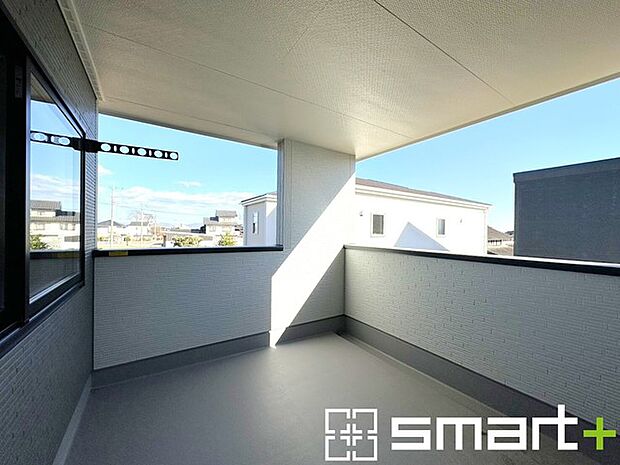 ~屋根付きのバルコニー~ ・バルコニーは屋根付きなので急な雨でも安心です。 ・奥行きもあるので洗濯物が干しやすいのも嬉しいポイントですね。