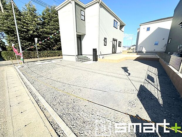 ~ゆとりあるカースペース3台~ ・セカンドカーや来客時にも困らないカースペース3台。自転車やバイクのおける余裕の広さです。 ・カーポートなどのオプションもお気軽にご相談くださいませ。