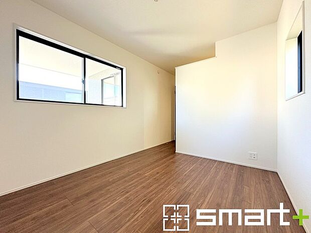 ~バルコニーに面した洋室~ ・バルコニー側の大きな窓からたっぷりの日差しが舞い込み、お部屋を優しく包み込んでくれます。 ・ウォークインクローゼット付なのでお洋服もスッキリ収納できます。