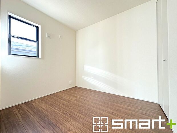 ~収納豊富な洋室~ ・各居室に備え付けの収納をご用意。タンスなどを置く場合と比べ出っ張らないので部屋の中を有効のご活用いただけます。 ・収納の広さなどぜひ現地でご確認くださいませ。