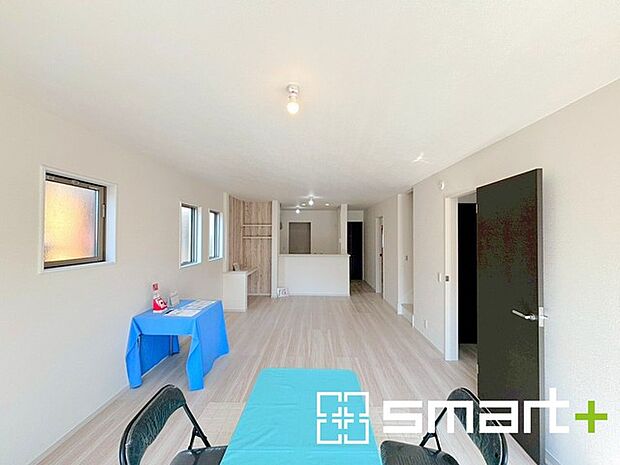 ~穏やかな陽の入るLDK~ ・大きな窓のあるLDKは陽当りも良好で明るい空間となっております。 ・ご家族団らんなど過ごす時間の多いLDKが明るいのは嬉しいポイントですね。