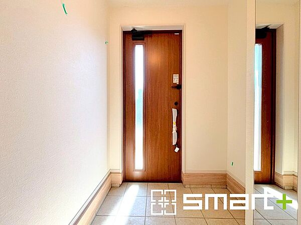 ～お出かけ前の身だしなみも～ ・シューズボックスに姿見をご用意。 ・朝の忙しい時間もお出かけ前にパっと服装をご確認いただけます。