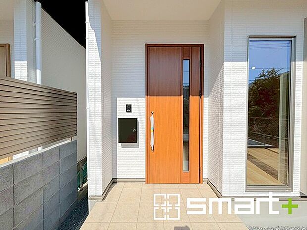 ~お住まいの顔「玄関」~ ・玄関ドアの上にはもちろん軒がございますので、雨の日でも濡れずに鍵の開閉が可能です。 ・鍵は防犯性に優れたディンプルキーを採用。