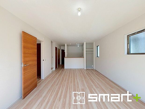 ~穏やかな陽の入るLDK~ ・大きな窓のあるLDKは陽当りも良好で明るい空間となっております。 ・ご家族団らんなど過ごす時間の多いLDKが明るいのは嬉しいポイントですね。