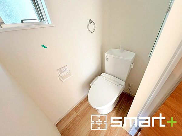 ～やはり便利なタンク式トイレ～ ・最近はタンクレストイレもございますが、タンク式の場合は停電時もお水を流すことが可能。 ・故障時なども比較的費用が安くなるなど、メリットが多くなります。