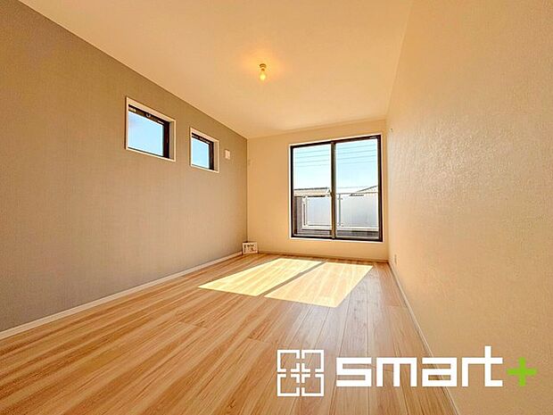 ~2面採光の明るいお部屋~ ・洋室は2面採光とする事で穏やかな陽の入る明るい空間となっております。 ・くつろぎのプライベート時間を明るい空間で穏やかにお過ごしいただけます。