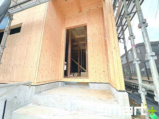 ~ベタ基礎でしっかりとした土台~ ・コンクリートの中に鉄筋を配し強度を高めた「ベタ基礎」を採用。 ・しっかりとした土台を造ったうえで、その上に建物が築造されていきます。