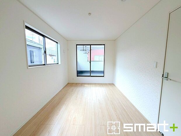 ～2面採光の明るいお部屋～ ・洋室は2面採光とする事で穏やかな陽の入る明るい空間となっております。 ・くつろぎのプライベート時間を明るい空間で穏やかにお過ごしいただけます。 
