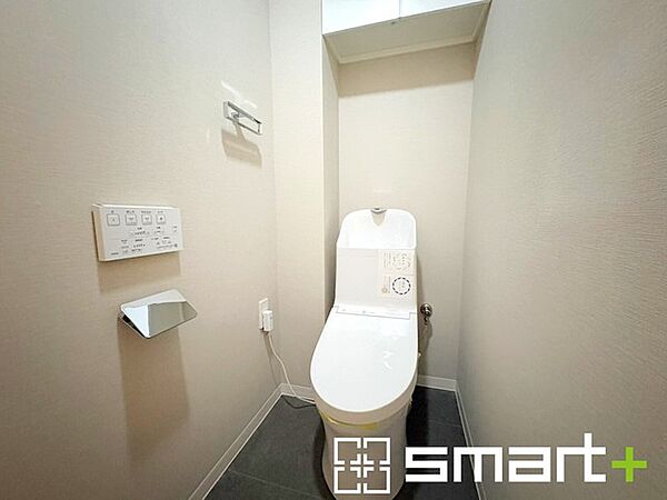 ～やはり便利なタンク式トイレ～ ・最近はタンクレストイレもございますが、タンク式の場合は停電時もお水を流すことが可能。 ・故障時なども比較的費用が安くなるなど、メリットが多くなります。