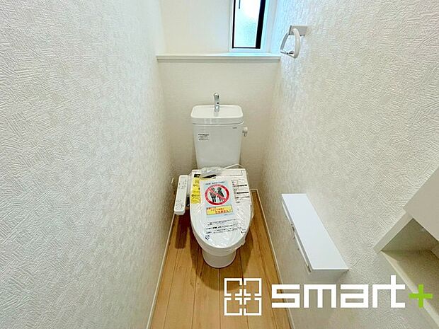 ～小窓付きの明るいトイレ～ ・使用後や掃除の際には新鮮な空気を取り込み換気ができます。 ・背面のスペースにちょっとした棚を設置すれば、トイレットペーパーのストックなども置けますね。 