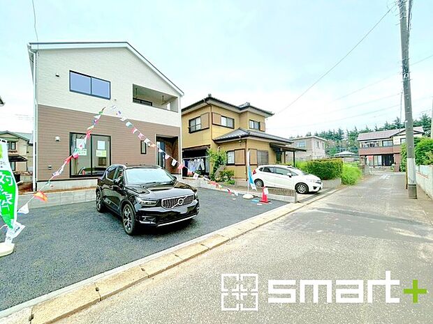 ～ゆとりあるカースペース～ ・セカンドカーや来客時にも困らないカースペース2台分。物置や駐輪スペースなどにも利用できますね。 ・カーポートなどのオプションもお気軽にご相談くださいませ。 
