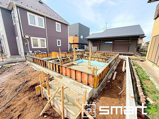 ~ベタ基礎でしっかりとした土台~ ・コンクリートの中に鉄筋を配し強度を高めた「ベタ基礎」を採用。 ・しっかりとした土台を造ったうえで、その上に建物が築造されていきます。