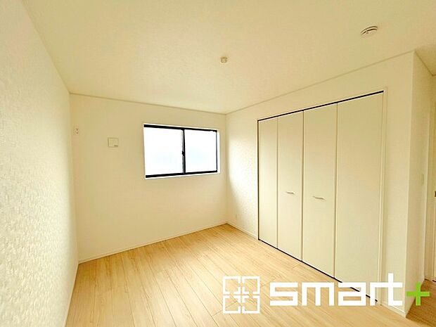 ～収納豊富な洋室～ ・各居室に備え付けの収納をご用意。タンスなどを置く場合と比べ出っ張らないので部屋の中を有効のご活用いただけます。 ・収納の広さなどぜひ現地でご確認くださいませ。 