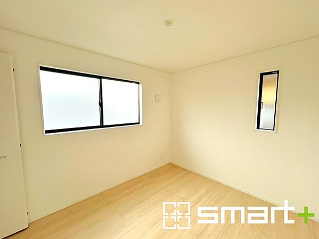 ~2面採光の明るいお部屋~ ・洋室は2面採光とする事で穏やかな陽の入る明るい空間となっております。 ・くつろぎのプライベート時間を明るい空間で穏やかにお過ごしいただけます。